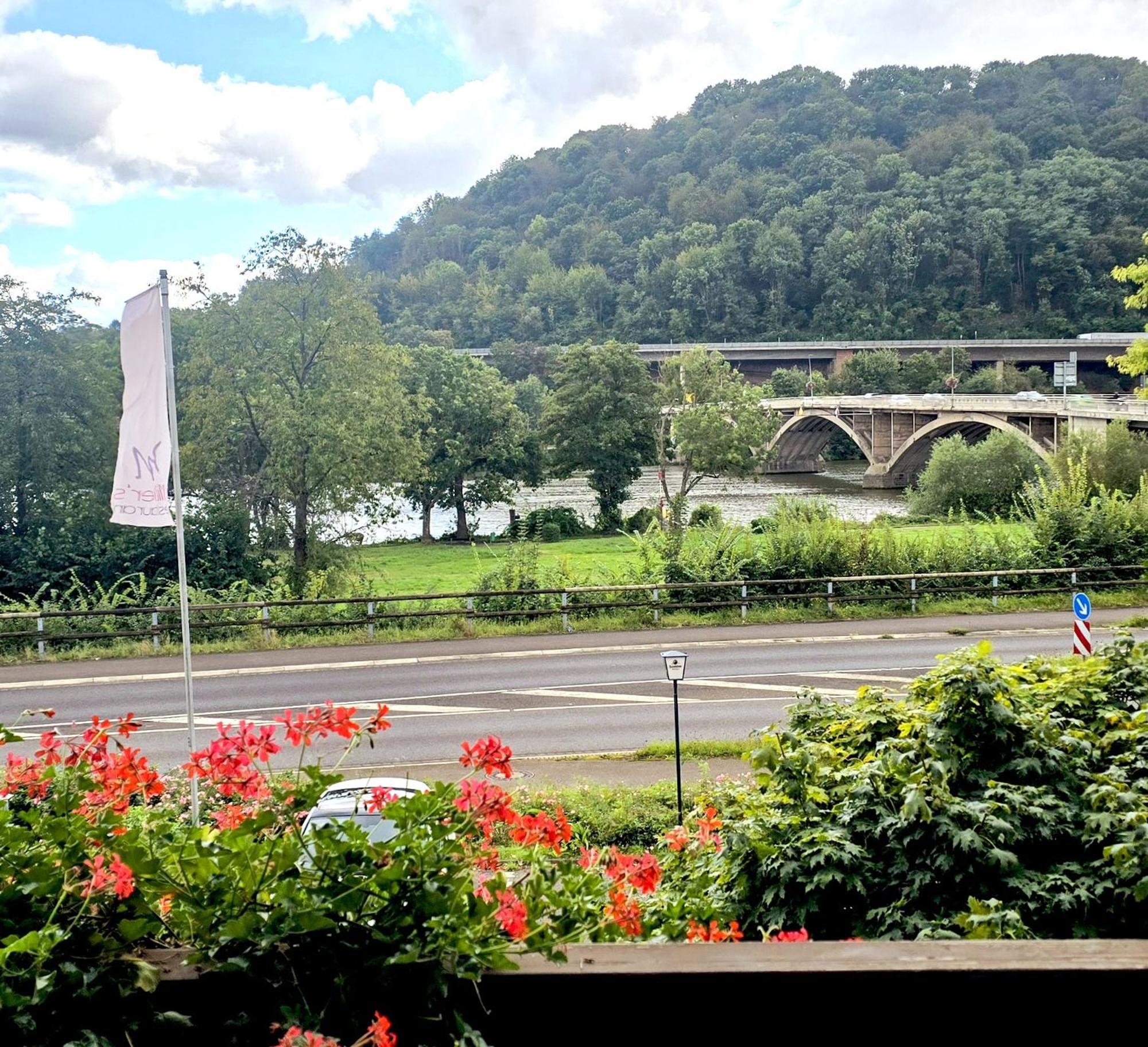 Hotel Zur Moselbruecke Schweich Bagian luar foto